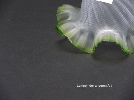 Jugendstil Lampenschirm gebraucht, Glas grau satiniert, gewellter Rand grün auslaufend, Wandung reliefiert, Nostalgie Ersatzglas für alte Lampen D: ca.17cm, H: ca.10cm, Glashalterand Griffrand 6cm, Detail Chip am Rand