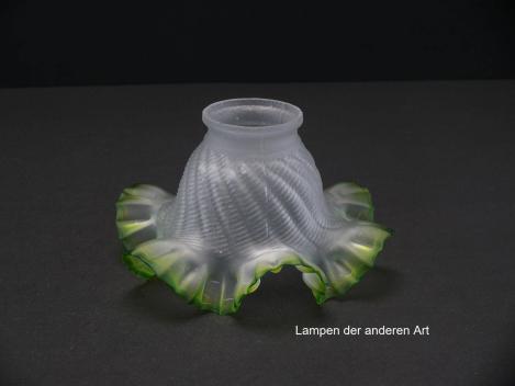 Jugendstil Lampenschirm gebraucht, Glas grau satiniert, gewellter Rand grün auslaufend, Wandung reliefiert, Nostalgie Ersatzglas für alte Lampen D: ca.17cm, H: ca.10cm, Glashalterand Griffrand 6cm
