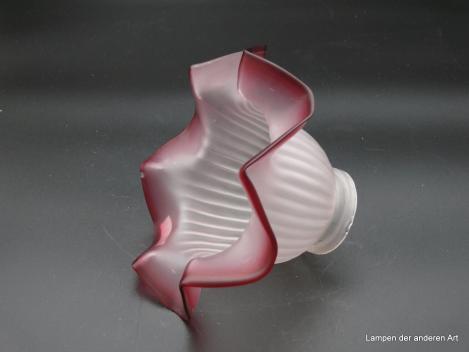 Jugendstil Lampenschirm gebraucht, Glas satiniert grau im konischen Teil reliefierte Stäbchen, untere nach außen gewellte Zone steigert sich in ihrer Farbintensität von rot zu dunkelrotem Rand, Nostalgieglas D: 17cm, H: 11cm, Griffrand 6cm, liegend