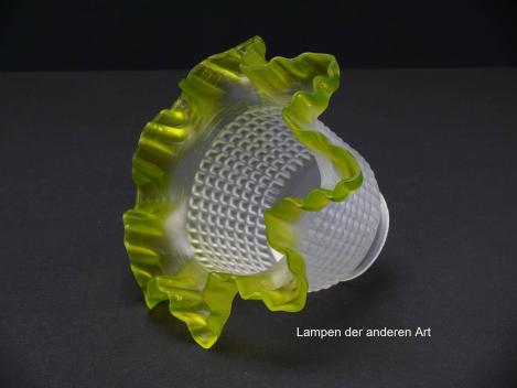 Preview: Jugendstil Lampenschirm gebraucht, antik, Glaszylinder grau satiniert, erhabene Oberfläche aus kleinen Quadraten, hellgrüner ausgeformter Rand, Nostalgie Ersatzglas, Griffrand 6cm, seitlich