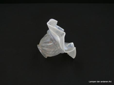Jugendstil Lampenschirm gebraucht, Blütenform, obere Wandungszone reliefiertes Klarglas, anschließend markante breite Milchglaslinie, gekniffener milchig-weißer reliefierter ausgestellter Rand, Ersatzglas D: 17cm, H: 12cm, Griffrand 6cm liegend