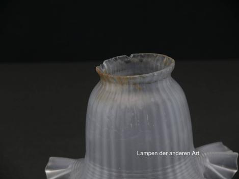 antiker Jugendstil Lampenschirm, satinierter Grund, reliefierte Oberfläche, Nostalgie Ersatzglas, D: ca.17cm, H: ca.12cm, Glashalter Griffrand 6cm, Detail Verfärbung Griffrand