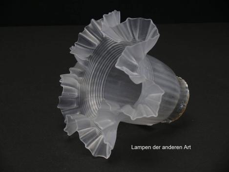 antiker Jugendstil Lampenschirm, satinierter Grund, reliefierte Oberfläche, Nostalgie Ersatzglas, D: ca.17cm, H: ca.12cm, Glashalter Griffrand 6cm, seitlich