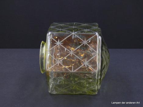 Art Deco Lampenschirm gebraucht, sechs Rechtecke bilden die Form des Nostalgieglases aus olivgelb-grünem Glas, geschliffene Rauten und kleine Sterne lassen den Ersatzschirm zusätzlich strahlen, D: 17cm, H: 15cm, Glashalterand Griffrand 8cm, liegend