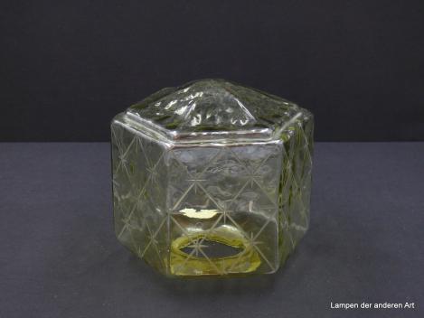 Art Deco Lampenschirm gebraucht, sechs Rechtecke bilden die Form des Nostalgieglases aus olivgelb-grünem Glas, geschliffene Rauten und kleine Sterne lassen den Ersatzschirm zusätzlich strahlen, D: 17cm, H: 15cm, Glashalterand Griffrand 8cm