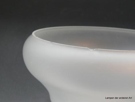 Art Deco Lampenschirm gebraucht, Glas satiniert grau, D: 17cm, H: 11cm, Griff-Rand: 6cm, Detail unterer Rand