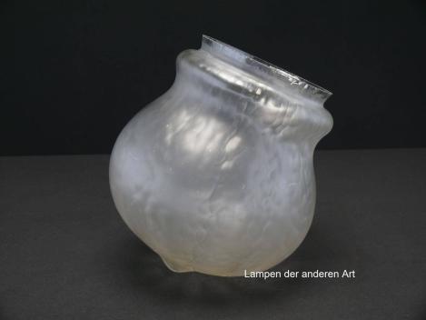 Preview: Jugendstil Lampenschirm gebraucht, Glas grau satiniert, Zwiebelturm, unterhalb der Schulter eingeschnürt, danach kugelförmig ausgeformt, Wandung genarbt, Nostalgie Ersatzglas, D: ca. 17cm, H: ca.20cm, Glashalter Griffrand 12,3cm, seitlich