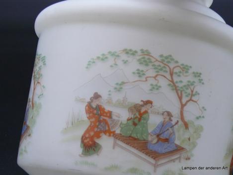 Jugendstil Lampenschirm gebraucht, Glas opal weiß Dekor asiatisch, D: 17cm, H: 20cm, Griff-Rand 8cm Detail