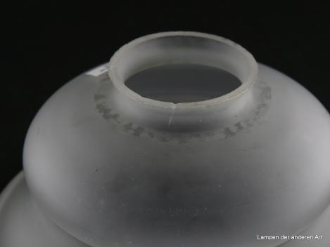 3-er Set Jugendstil Lampenschirme gebraucht, Glas satiniert grau, mittig eingeschnürte Glockenform, Schirm 1 - Detail Riss am Griffrand, Kratzer
