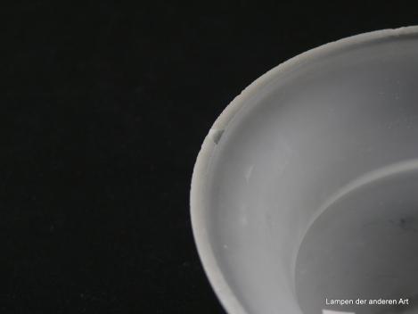 3-er Set Jugendstil Lampenschirme gebraucht, Glas satiniert grau, mittig eingeschnürte Glockenform, Schirm 2 - Detail kleine Chips am Rand