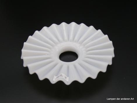 Jugendstil Lampenschirm, flacher Faltenschirm, gebraucht, opal weiß, D: 18cm H: 4cm, Griff-Rand 6cm von unten