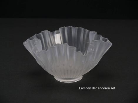 Jugendstil Lampenschirm gebraucht, Glas satiniert, schüsselförmig aufgezogene Wandung, gefältet, Nostalgie Ersatzglas, D: ca.18cm, H: ca.9cm, Glashalter Griffrand Ø 6cm, von unten