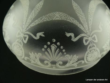 Jugendstil Lampenschirm gebraucht, Glas grau satiniert, halbkugelförmig, Kuppelschirm, Wandung mit geätzten Motiven, die an historische Trachtengehänge erinnern dekoriert, Nostalgie Ersatzschirm D: ca.18cm, H: ca.10cm, Griff 16cm, Detail Ätzung