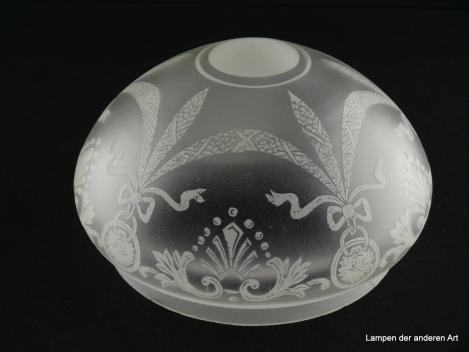Jugendstil Lampenschirm gebraucht, Glas grau satiniert, halbkugelförmig, Kuppelschirm, Wandung mit geätzten Motiven, die an historische Trachtengehänge erinnern dekoriert, Nostalgie Ersatzschirm D: ca.18cm, H: ca.10cm, Glashalter Sondergröße 16cm