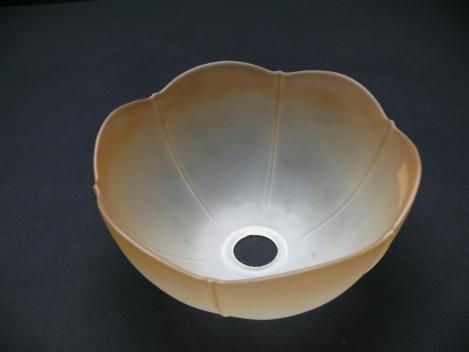 Jugendstil Lampenschirm gebraucht, sehr einfache Blütenform satiniert grau/gold, Farbverlauf von grau im oberen Bereich zum unteren Rand in Gold übergehend, Ersatzschirm D: 18cm, H: 10cm, ohne Griffrand - Loch 30mm, liegend
