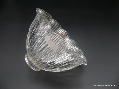 Art Deco Lampenschirm gebraucht, Pressglas/klar, anschwellender Körper, weit gezackter Rand, längs geriefte Oberfläche, Ersatzglas D: 18cm H: 11cm, Griffrand 6cm liegend