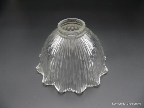 Art Deco Lampenschirm gebraucht, Pressglas/klar, anschwellender Körper, weit gezackter Rand, längs geriefte Oberfläche, Ersatzglas D: 18cm H: 11cm, Griffrand 6cm