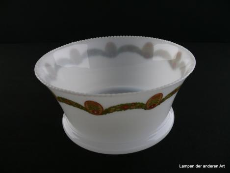 Jugendstil Lampenschirm gebraucht, Glas opal weiß, unterhalb der Schulter eingeschnürt, kegelförmig ausgestellte Wandung, genoppter Rand, dekoriert mit umlaufender Girlande und angehängten Medaillons, Glashalter 6cm, von unten