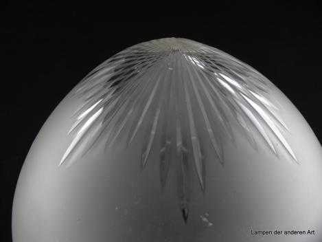Jugendstil Lampenschirm gebraucht, Glas grau satiniert, spitz zulaufendes zapfenförmiges Kuppelglas, , D: ca.19cm, H: ca.17cm, Glashalter 12,5cm, Detail mittig positionierte abgehende geschliffene Strahlen in unterschiedlichen Längen, leichte Kratzer