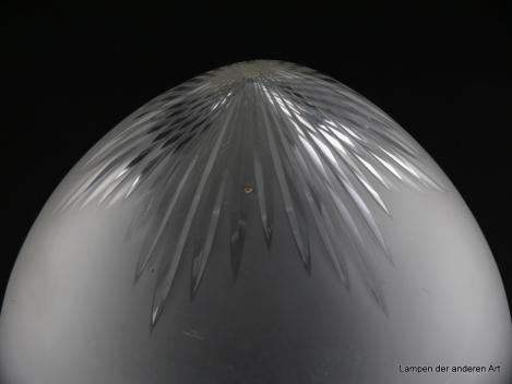 Jugendstil Lampenschirm gebraucht, Glas grau satiniert, spitz zulaufendes zapfenförmiges Kuppelglas, mittig positionierte abgehende geschliffene Strahlen in unterschiedlichen Längen, Glashalter 12,5cm, Detail herstellungsbedingter Einschluss