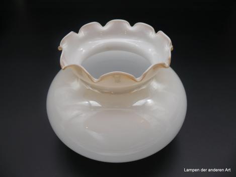 Jugendstil Lampenschirm gebraucht, Glas weiß opal, glatte Wandung, bauchige Form, eingeschnürter Rand mit gelblichem Farbverlauf an den gekniffenen Stellen, Ersatzglas D: 19cm, H: 14cm, ohne Griffrand,  Loch 45mm