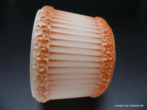 Art Deco Lampenschirm gebraucht, Glas, weiß, erhabene Reliefstellen am oberen und unteren Rand sind matt orange gefärbt, D: 19cm H: 15cm, Griffrand 6cm liegend