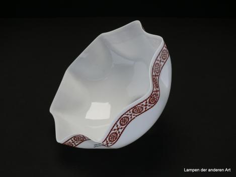 Jugendstil Lampenschirm gebraucht, Glaskörper opal weiß, Wandung im unteren Teil nach innen gewölbt, braunes Musterband umlaufend, Ersatzglas für Nostalgielampen D: ca.20cm, H: ca.10cm, Glashalter Griffrand 6cm, seitlich
