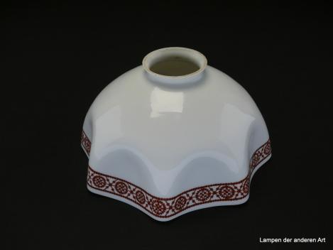 Jugendstil Lampenschirm gebraucht, Glaskörper opal weiß, Wandung im unteren Teil nach innen gewölbt, braunes Musterband umlaufend, Ersatzglas für Nostalgielampen D: ca.20cm, H: ca.10cm, Glashalter Griffrand 6cm