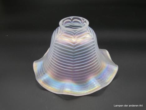 Jugendstil Lampenschirm gebraucht, Lüsterglas irisierend, weiße Ringlinien umfangen die weite Blütenkelchform, Nostalgieglas D: 20cm, H: 12cm, Griffrand 6cm