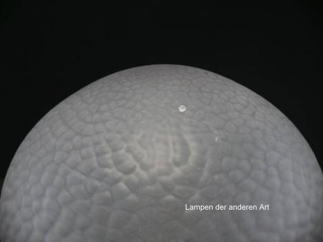 Jugendstil Lampenschirm gebraucht, geschlossenes Glas, kugelförmig, grau satiniert und leicht reliefierte Oberfläche, Nostalgie Ersatzglas D: ca.20cm, H: ca.15cm, Glashalter 16cm, Detail Glasfehler