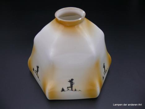 Jugendstil Lampenschirm gebraucht, Glas opal weiß, sechsfach gekniffen, Kniffe gelb dekoriert, Schirmkragen gelb, Motiv schwarze Amoretten auf allen sechs weißen Flächen, leicht ausgestellte eckige Form, D: 20cm, H: 15cm, Griffrand 6cm
