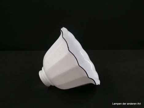 Jugendstil Lampenschirm gebraucht, Glaskörper Form einer Glocke opal weiß, leicht ausgestellter mit schwarzem Glasfaden abgesetzter Rand, mehrfach gekniffene Wandung, Ersatzschirm D: 20cm H: 16cm, Griffrand 6cm liegend