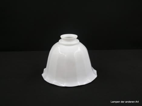 Jugendstil Lampenschirm gebraucht, Glaskörper Form einer Glocke opal weiß, leicht ausgestellter mit schwarzem Glasfaden abgesetzter Rand, mehrfach gekniffene Wandung, Ersatzschirm D: 20cm H: 16cm, Griffrand 6cm