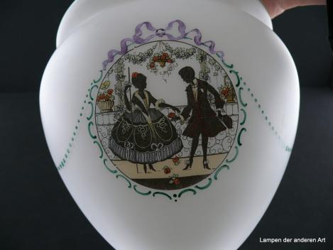 Jugendstil Lampenschirm gebraucht, Glas weiß opal mit überwiegend schwarzem Dekor "Liebespaar", viktorianischer Stil, Szenen farbig umrandet, elegant gekleidetes Paar in drei verschiedenen Darstellungen beim Rendezvous, Ersatzglas, Griff 10cm, Dekor Nr. 2