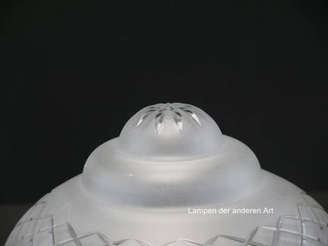 Preview: Jugendstil Lampenschirm, Kuppelschirm gebraucht, Glas grau satiniert mit Schliff, final Strahlen, umlaufend Rautenband, Wandung zweifach geschnürt, D: ca. 20cm, H: ca. 15cm, antikes Ersatzglas, Detail Schirmabschluss