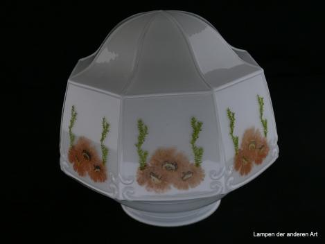 Jugendstil Lampenschirm gebraucht, Glas opal weiß, geschlossene Zapfenform, prismenartig geformte dekorierte Flächen, Motiv Mohnblüten und Blattwerk, prismenartig auslaufende abgesetzte Kuppel, D: ca.20cm, H: ca.18cm, Glashalter Griffrand 10cm