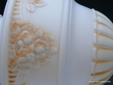 Jugendstil Lampenschirm gebraucht opal weiß mit Blumenrelief, teilweise gelb-orange bemalt, Griffrand 8cm D: 20cm H: 22cm Detail Blumenrelief