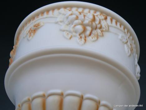 Jugendstil Lampenschirm gebraucht opal weiß mit Blumenrelief, teilweise gelb-orange bemalt, Griffrand 8cm D: 20cm H: 22cm Detail Bemalung
