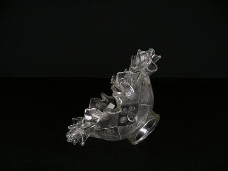 Jugendstil Lampenschirm gebraucht, schüsselförmiger Glaskörper aus Pressglas, Dekor wabenartig angeordnet, im Relief auf der Innenseite, verschiedene Glücksbringer Symbole, wie Kleeblatt und Eichel, Wein für die Freude, D: 21cm, H: 10cm, Griff 7cm, liegen
