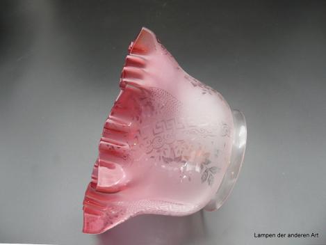 Jugenstil Lampenschirm gebraucht, geätztes Dekor, Farbverlauf von satiniert zu rosa/rot am Rand, H: 21cm, D: 19cm, Griff-Rand: 12cm liegend