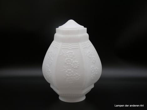 Jugendstil Lampenschirm gebraucht, Glaskörper opal weiß, matte Oberfläche mit Dekor-Relief, geometrische und florale Ornamente umfangen den gesamten Nostalgieschirm D: 21cm, H: 28cm, Griffrand 10cm