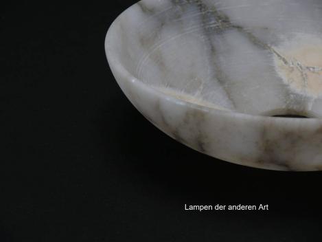Preview: antike Alabaster Lampenschale, gebraucht, weiß/grau/braun, Nostalgie Ersatzschirm, D: ca.22cm, H: ca.6cm, ohne Glashalter Griffrand, Loch 45mm, Detail Wandung