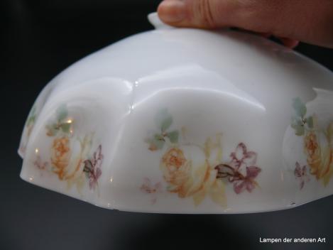 Jugendstil Lampenschirm gebraucht, Glas opal weiß mit Rosendekor in zarten Pastellfarben auf dem leicht ausgestellten gekniffenen Rand, Ersatzglas D: 22cm H: 9cm Griffrand 6cm Detail
