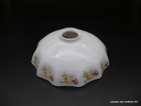 Jugendstil Lampenschirm gebraucht, Glas opal weiß mit Rosendekor in zarten Pastellfarben auf dem leicht ausgestellten gekniffenen Rand, Ersatzglas D: 22cm H: 9cm Griffrand 6cm