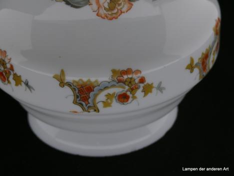 Jugendstil Lampenschirm gebraucht, Glas opal weiß, Balusterform, Dekor Blumen und Blattwerk, Nostalgie Ersatzglas, D: ca. 12cm H: ca.17cm, Glashalter Griffrand 8cm, Detail Blumen Blattwerk