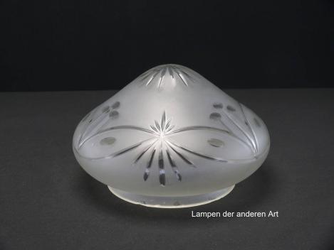 Jugendstil Lampenschirm gebraucht, antik, Glas grau satiniert, mit Schliffmotiven verzierte Oberfläche, Pilzkopfform mit erhöhtem Zentrum, Strahlenschliff mittig, umlaufend verschlungenes Schliffband, Griffrand 15cm