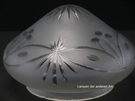 Preview: Jugendstil Lampenschirm gebraucht, antik, Glas grau satiniert, mit Schliffmotiven verzierte Oberfläche, Pilzkopfform mit erhöhtem Zentrum, Strahlenschliff mittig, umlaufend verschlungenes Schliffband, Griffrand 15cm, Detail Schliffmotive