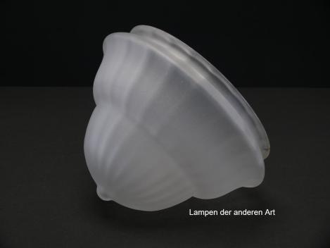 Preview: antiker Jugendstil Lampenschirm gebraucht, geschlossene Kuppel, grau satiniert, zweifach gestuft, verjüngende Form, Nostalgie Ersatzglas, D: ca.22cm, H: ca.15cm, Glashalter Griffrand Ø 20cm, liegend