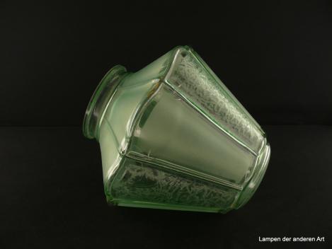 Art Deco Lampenschirm gebraucht, grünes Glas, facettiert angeordnete Glasflächen mit zwei wechselnden Oberflächen - durchgehend satiniert und Ätzdekor Eiskristalle, Ersatzschirm D: 22cm, H: 22cm, Glashalter Griffrand 10cm, Detail Facetten