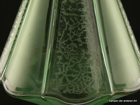 Art Deco Lampenschirm gebraucht, grünes Glas, facettiert angeordnete Glasflächen mit zwei wechselnden Oberflächen - durchgehend satiniert und Ätzdekor Eiskristalle, Ersatzschirm D: 22cm, H: 22cm, Glashalter Griffrand 10cm, Reste Goldauflage